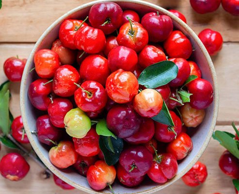 Una manzana y un tazón de frutaDescripción generada automáticamente